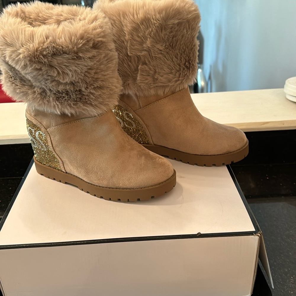 NWT Guess faux suede ankle boots with faux fur Size 6